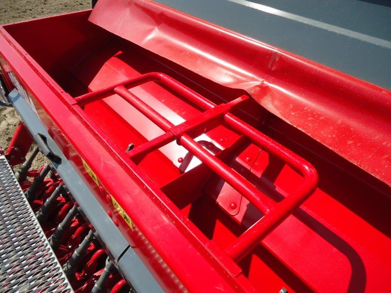 Polonez 550 krata wewnątrz skrzyni 