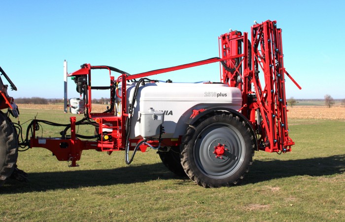 opryskiwacz_polowy_przyczepiany_UNIA_PLUS_REX_2518_1