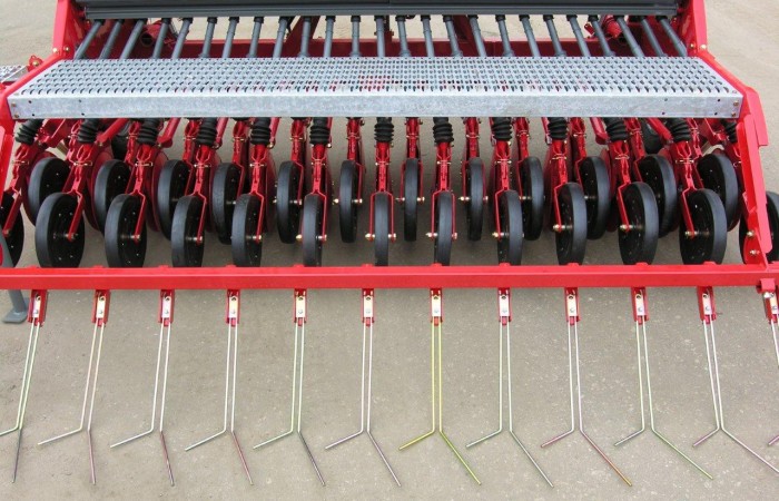 Polonez - podest na całej szerokości siewnika